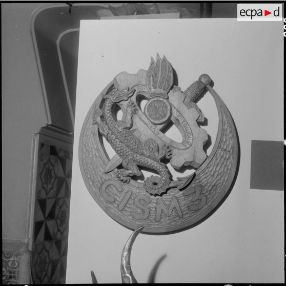 Alger. Hall du journal Le Bled. Exposition "Activités et loisirs". Insigne du centre d'instruction du service du matériel n°3 (CISM 3).