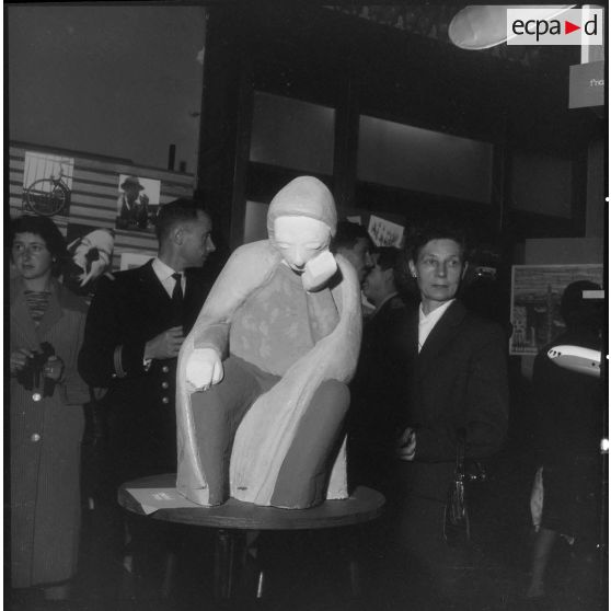 Alger. Hall du journal Le Bled. Exposition "Activités et loisirs". Sculpture.