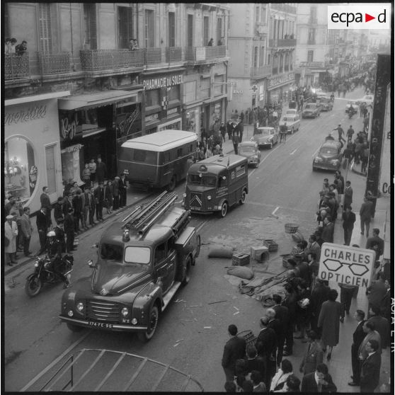 Oran. Obsèques des victimes des manifestations du 28 février 1961. Les sapeurs-pompiers passent dans une rue.