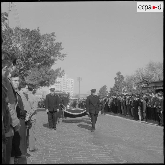 Oran. Obsèques des victimes des manifestations du 28 février 1961. Cortège.