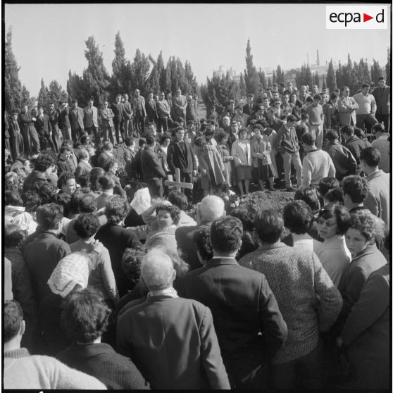 Oran. Obsèques des victimes des manifestations du 28 février 1961. Cérémonie au cimetière.
