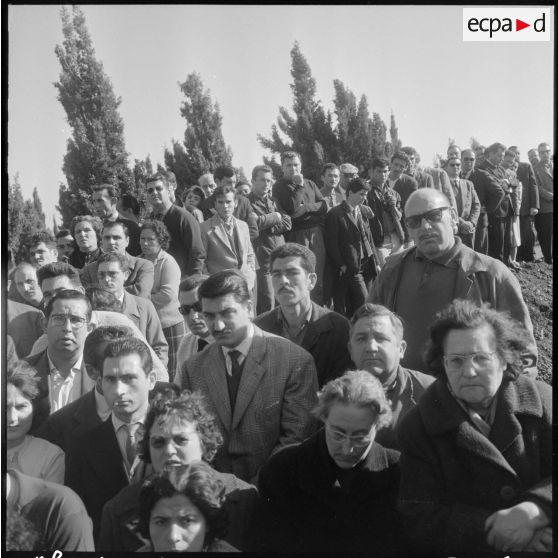 Oran. Obsèques des victimes des manifestations du 28 février 1961. Cérémonie au cimetière.