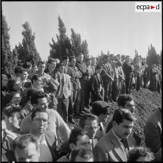 Oran. Obsèques des victimes des manifestations du 28 février 1961. Cérémonie au cimetière.