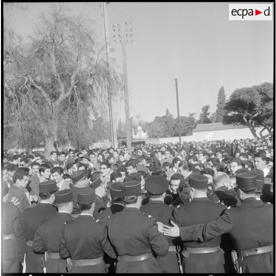 Oran. Obsèques des victimes des manifestations du 28 février 1961. La foule au cimetière.