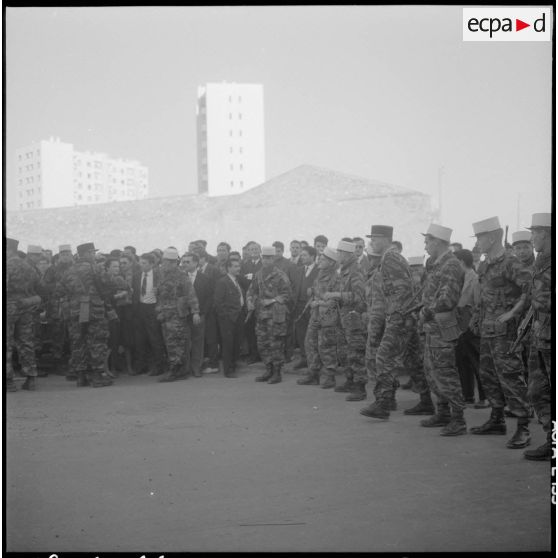 Oran. Obsèques des victimes des manifestations du 28 février 1961. La foule au cimetière.