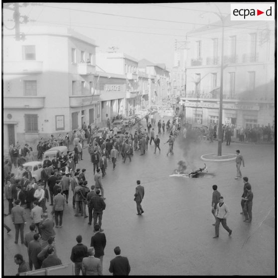 Oran. Obsèques des victimes des manifestations du 28 février 1961. Manifestations : une mobylette en feu sur une place.