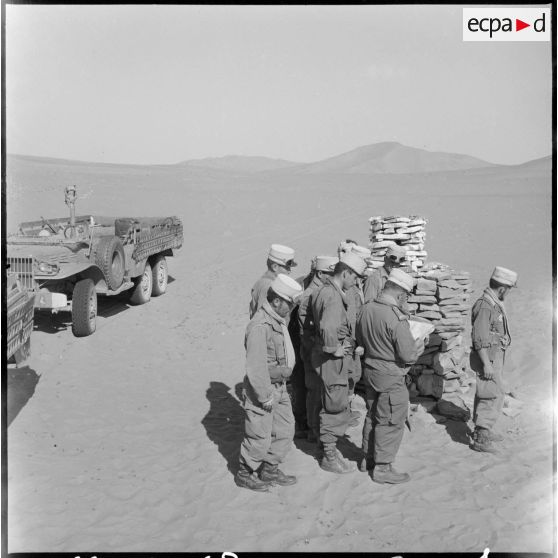 Région d'Edjeleh. Exploitations pétrolières sahariennes. Protection militaire du 3ème groupe saharien motorisé (GSM).