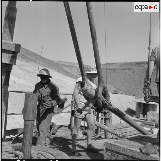 Région d'Edjeleh. Exploitations pétrolières sahariennes. Extraction du pétrole.