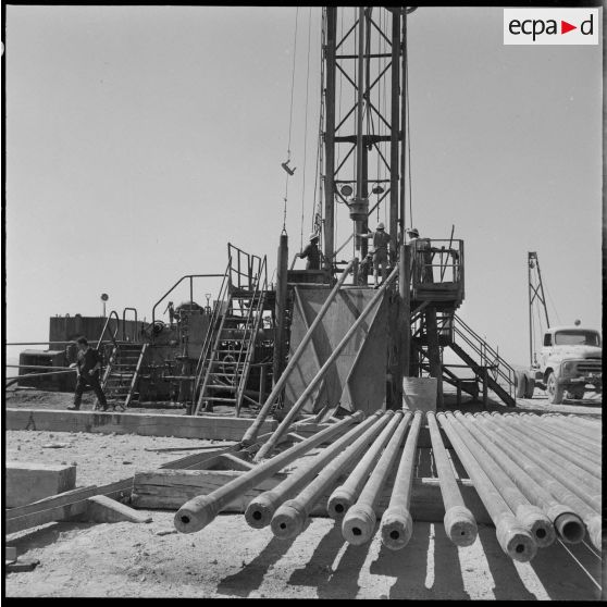 Région d'Edjeleh. Exploitations pétrolières sahariennes. Extraction du pétrole.