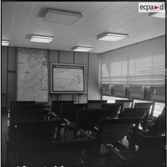 Région d'Edjeleh. Exploitations pétrolières sahariennes. Une salle avec des cartes des exploitations.