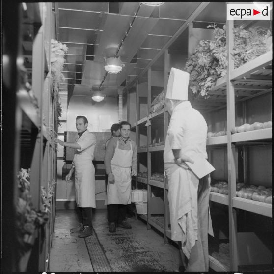 Région d'Edjeleh. Exploitations pétrolières sahariennes. Cuisine.