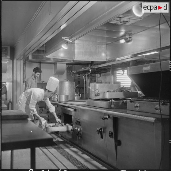 Région d'Edjeleh. Exploitations pétrolières sahariennes. Cuisine.