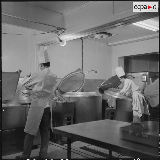 Région d'Edjeleh. Exploitations pétrolières sahariennes. Cuisine.