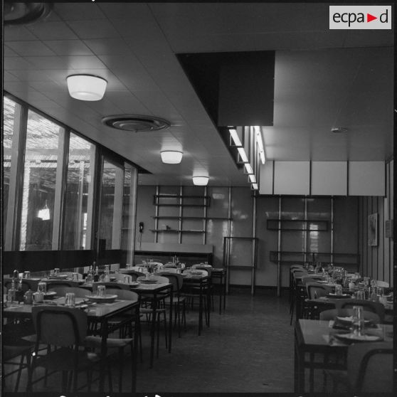 Région d'Edjeleh. Exploitations pétrolières sahariennes. Cantine.