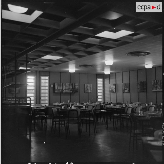 Région d'Edjeleh. Exploitations pétrolières sahariennes. Cantine.