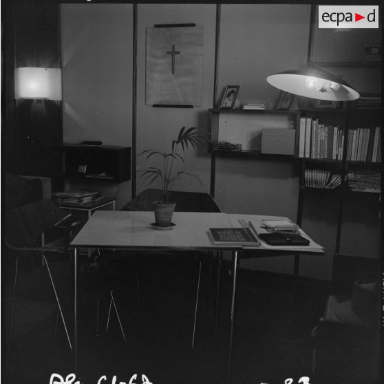 Région d'Edjeleh. Exploitations pétrolières sahariennes. Bureau.