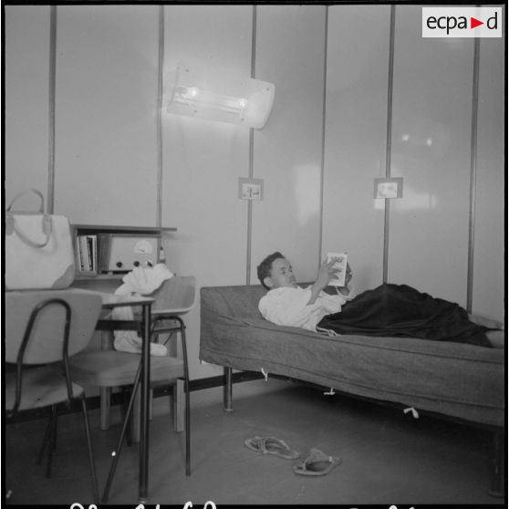 Région d'Edjeleh. Exploitations pétrolières sahariennes. Un homme se repose dans sa chambre.