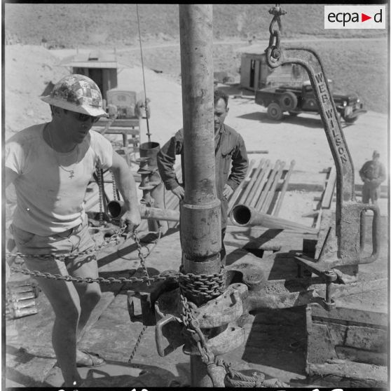 Région d'Edjeleh. Exploitations pétrolières sahariennes. Extraction du pétrole.