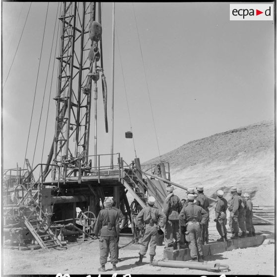 Région d'Edjeleh. Exploitations pétrolières sahariennes. La 3ème compagnie saharienne motorisée regarde les infrastructures d'extraction du pétrole.