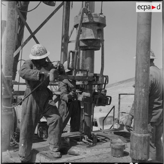 Région d'Edjeleh. Exploitations pétrolières sahariennes. Extraction du pétrole.