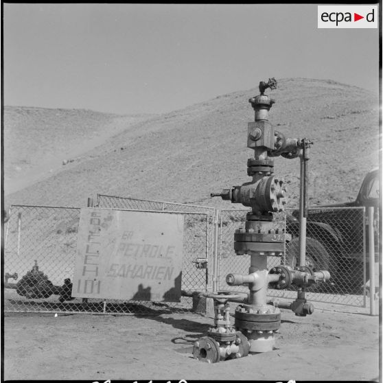 Région d'Edjeleh. Exploitations pétrolières sahariennes. Extraction du pétrole.
