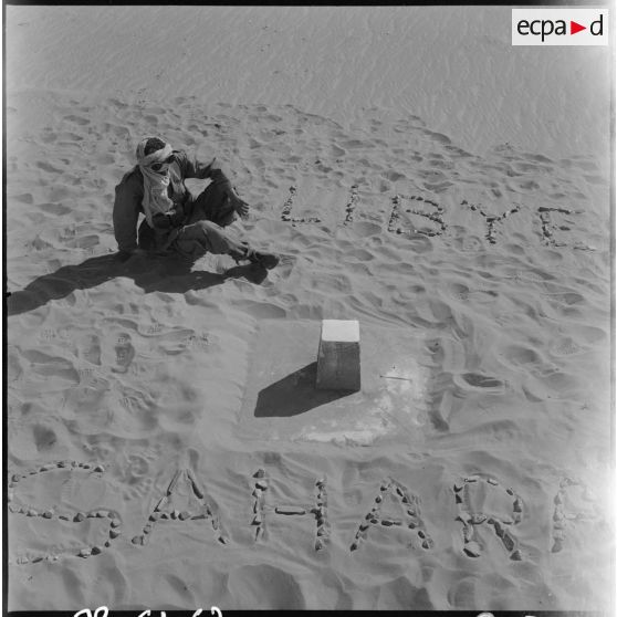 Région d'Edjeleh. Exploitations pétrolières sahariennes. Un homme à la frontière entre l'Algérie et la Lybie.