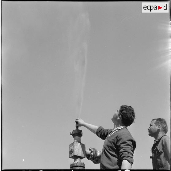 Région d'Edjeleh. Exploitations pétrolières sahariennes. Extraction du pétrole.