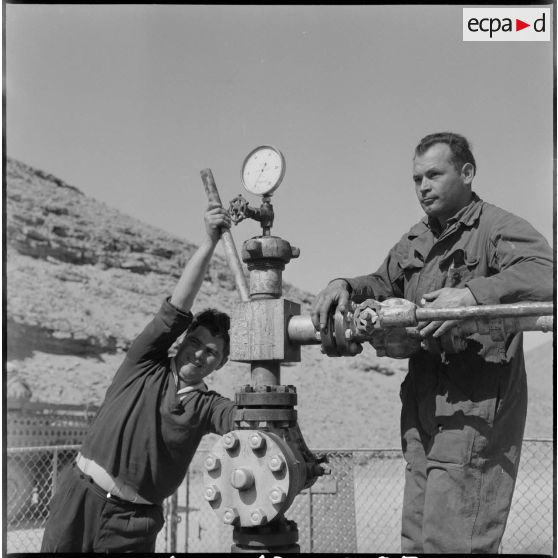 Région d'Edjeleh. Exploitations pétrolières sahariennes. Extraction du pétrole.