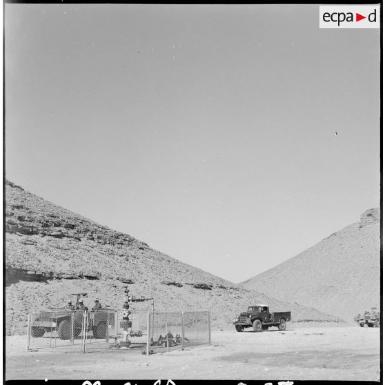 Région d'Edjeleh. Exploitations pétrolières sahariennes. Protection militaire du 3ème groupe saharien motorisé (GSM).