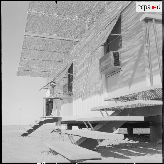 Région d'Edjeleh. Exploitations pétrolières sahariennes. Campement.