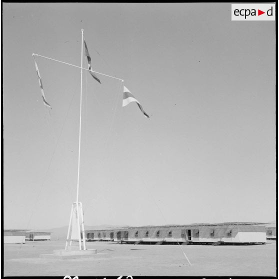 Région d'Edjeleh. Exploitations pétrolières sahariennes. Campement.