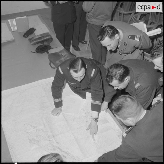 Alger. Préparation de l'opération aéroportée Ichtyosaure 1er Violet. Le commandant Jourdan montrant l'endroit où doit être parachuté le personnel.
