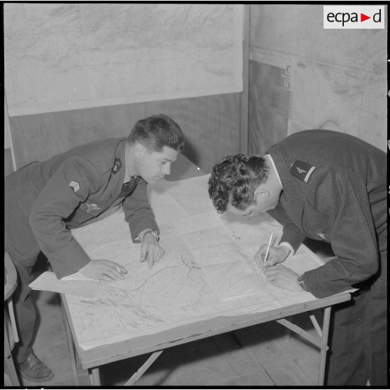 Alger. Préparation de l'opération aéroportée Ichtyosaure 1er Violet. Sous-officiers relevant les coordonnées.