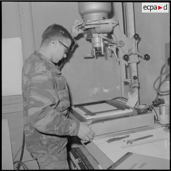 Alger. Préparation de l'opération aéroportée Ichtyosaure 1er Violet. Atelier photo pour tirages microfilms.