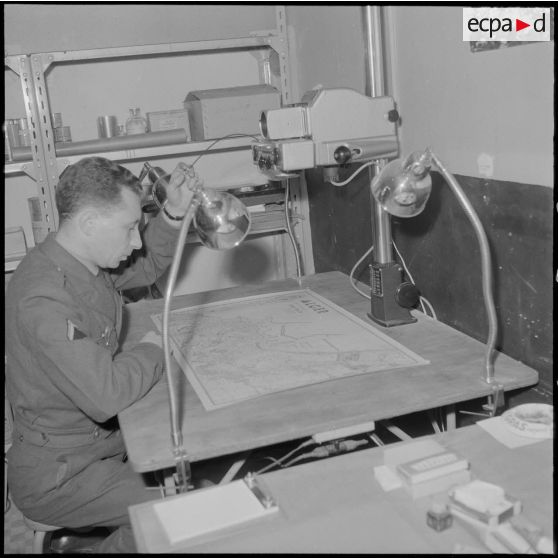 Alger. Préparation de l'opération aéroportée Ichtyosaure 1er Violet. Labo-photo pour microfilm.