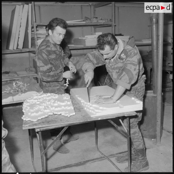 Alger. Préparation de l'opération aéroportée Ichtyosaure 1er Violet. Atelier pour la construction des maquettes.