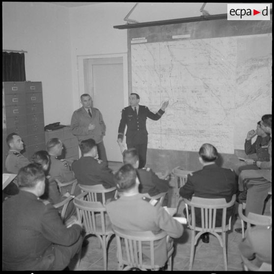 Alger. Préparation de l'opération aéroportée Ichtyosaure 1er Violet. Réunion des officiers.