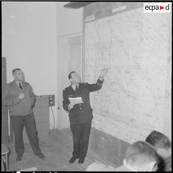 Alger. Préparation de l'opération aéroportée Ichtyosaure 1er Violet. Les commandants Evaux (à gauche) et Jourdan donnent les dernières instructions.
