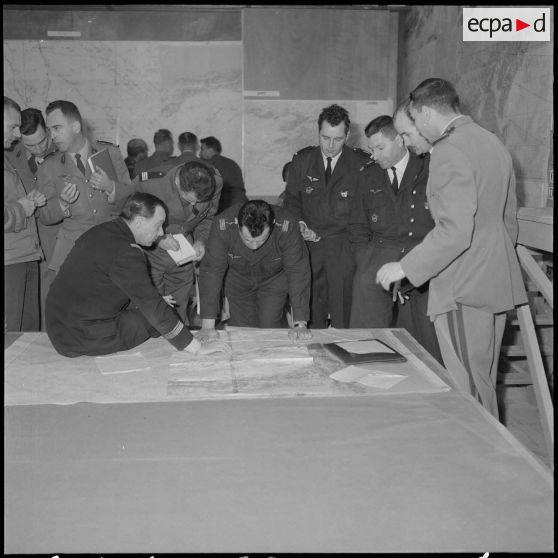 Alger. Préparation de l'opération aéroportée Ichtyosaure 1er Violet. Réunion des officiers pour la mise en place du plan de l'opération.