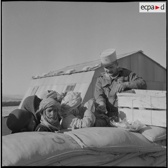 In Amenas. Un chef de centre administratif saharien (CAS) visite ses citoyens. Distribution d'un goûter.