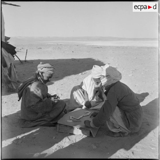 In Amenas. Un chef de centre administratif saharien (CAS) visite ses citoyens. Des hommes jouent au domino.