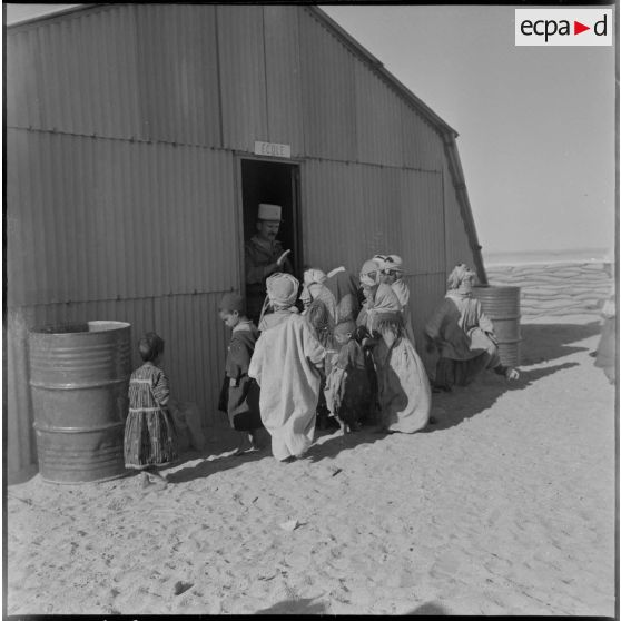 In Amenas. Un chef de centre administratif saharien (CAS) visite ses citoyens. L'école.