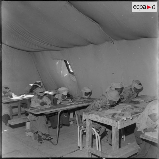 In Amenas. Un chef de centre administratif saharien (CAS) visite ses citoyens. La salle de classe.