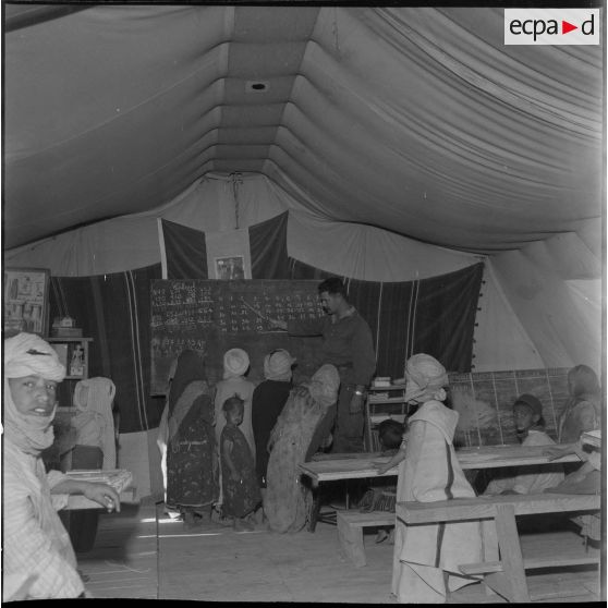 In Amenas. Un chef de centre administratif saharien (CAS) visite ses citoyens. La salle de classe.