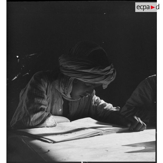 In Amenas. Un chef de centre administratif saharien (CAS) visite ses citoyens. Portrait d'un élève lisant son cahier.