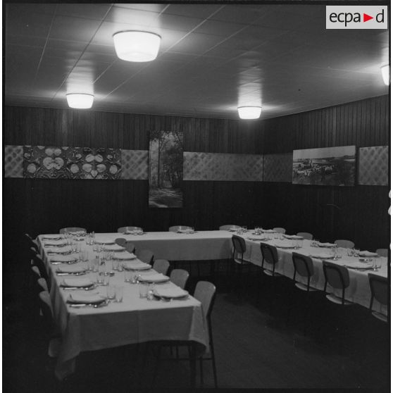 In Amenas. Un chef de centre administratif saharien (CAS) visite ses citoyens. Salle du repas.