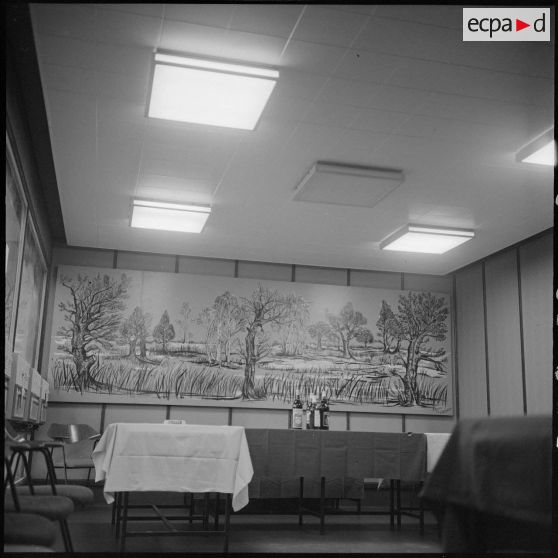 In Amenas. Un chef de centre administratif saharien (CAS) visite ses citoyens. Salle du repas.