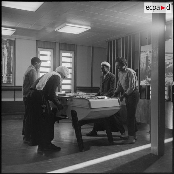 In Amenas. Un chef de centre administratif saharien (CAS) visite ses citoyens. Des hommes jouent au babyfoot.