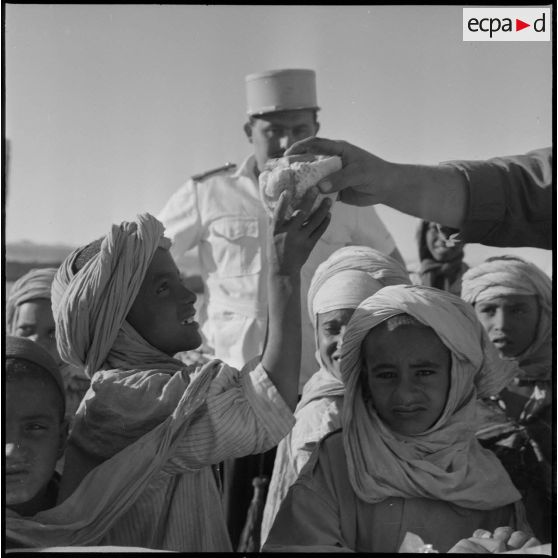 In Amenas. Un chef de centre administratif saharien (CAS) visite ses citoyens. Distribution d'un goûter.