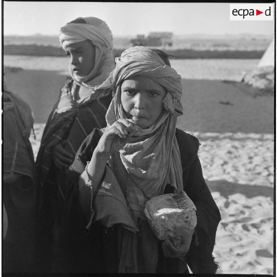 In Amenas. Un chef de centre administratif saharien (CAS) visite ses citoyens. Distribution d'un goûter.